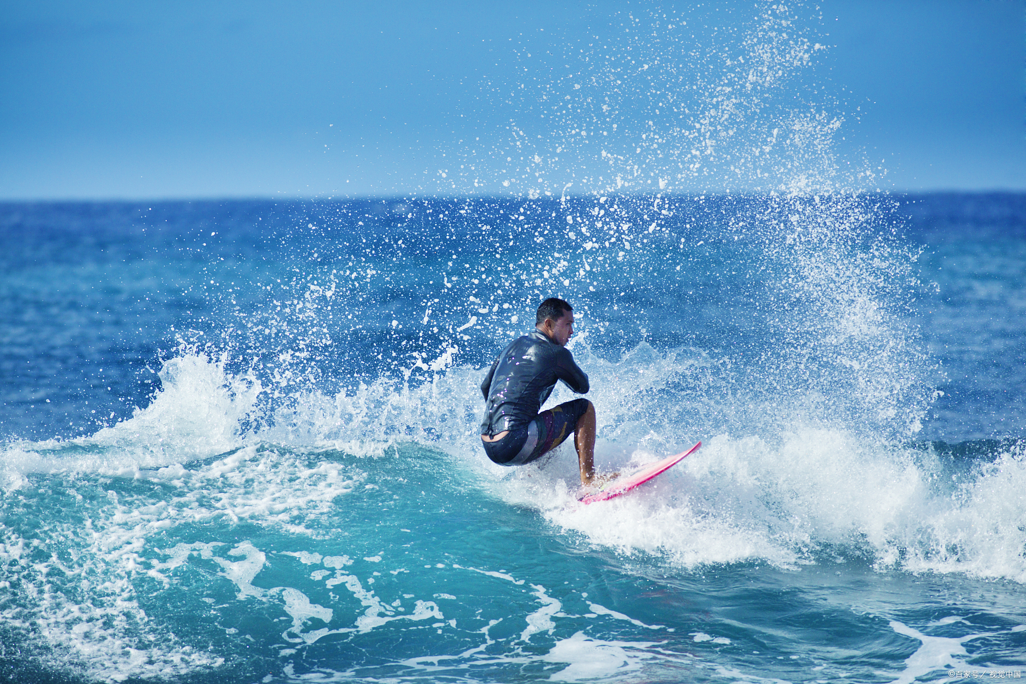 下载开云-包含台风过后海边冲浪赛，迎风破浪展英姿的词条